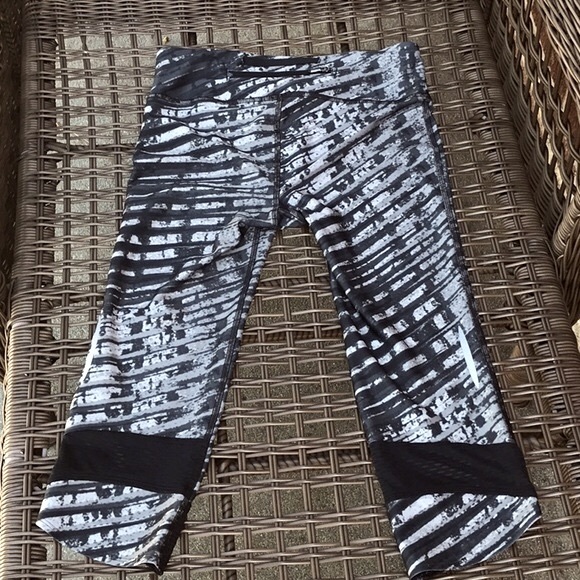 Under Armour Compression Heat Gear Athletic Capri Pants - Picture 3 of 8